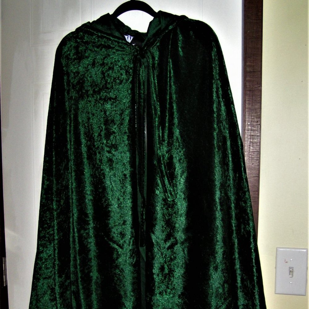 VON LANCELOT HOODED GREEN VELVET CLOAK M